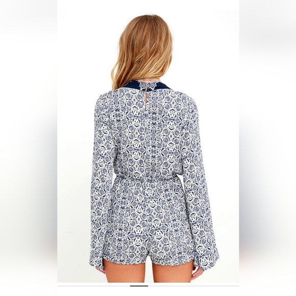 LULU'S Many Moons Ivory and Navy Blue/White Floral Print Short Romper. XS NWT - Picture 5 of 16